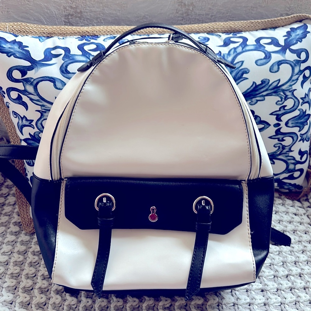 London Fog Black And White Backpack 🎒